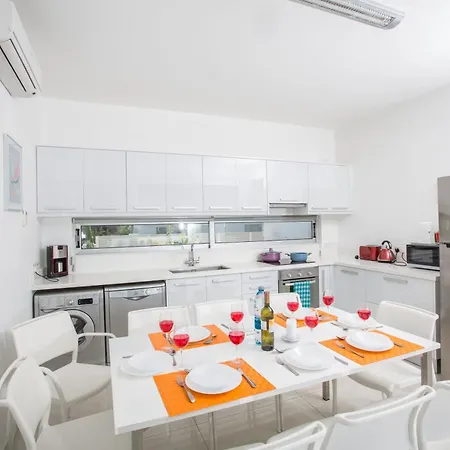 Vakantiehuis Neue Ferienvilla Fuer 10 Personen Protaras